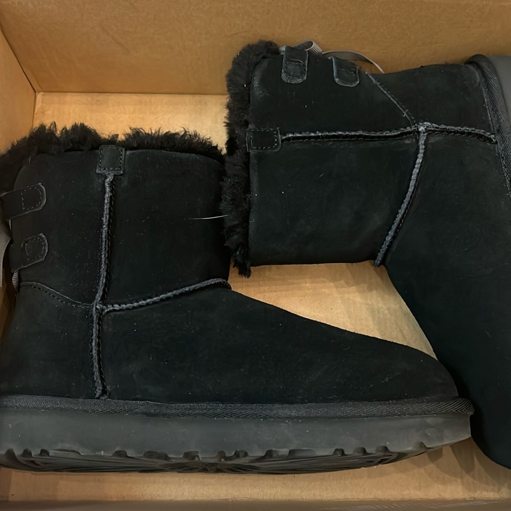 Ugg with bow